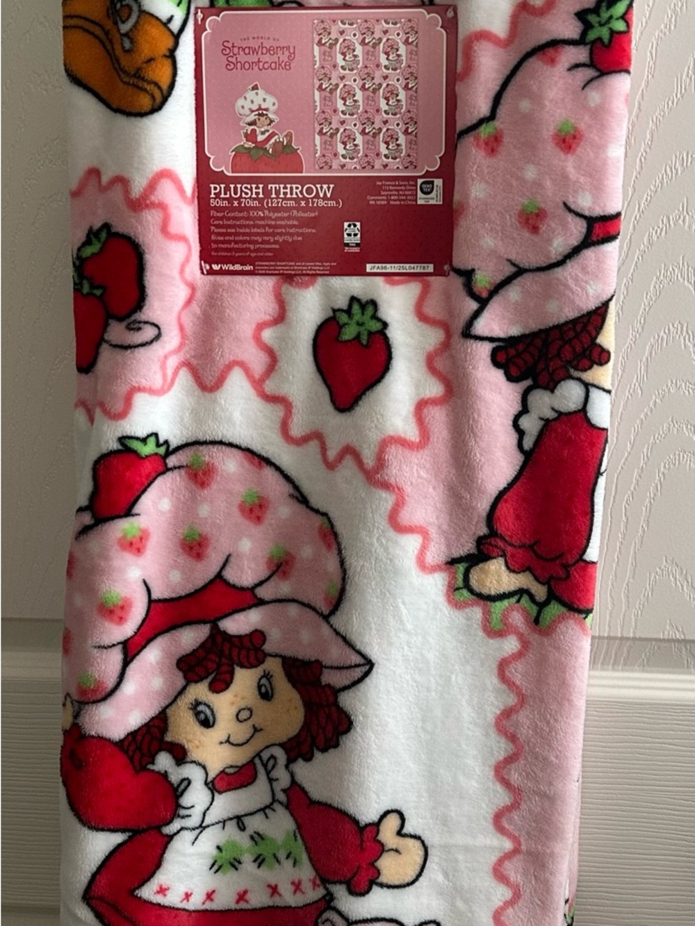 Strawberry Shortcake Plush Throw - Pink & White Strawberry Print 50x70 inch new